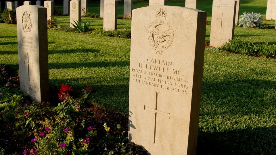 Většina náhrobků nese i údaje o útvaru, v němž padlý nebo zesnulý voják sloužil