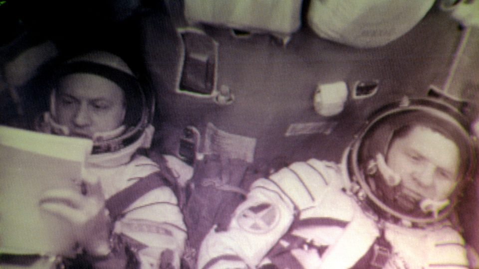 Alexej Gubarev a Vladimír Remek na palubě Sojuzu 28