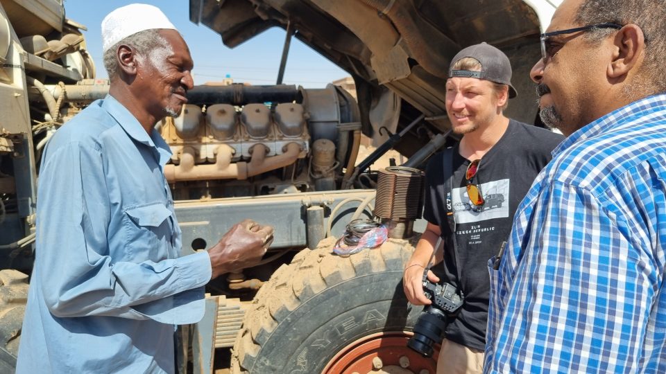 Dneska Súdánci říkají všem těžkým náklaďákům prostě tatra. Byly to první takové stroje, které se tu objevily, vypráví Tádž Šejch Tádž
