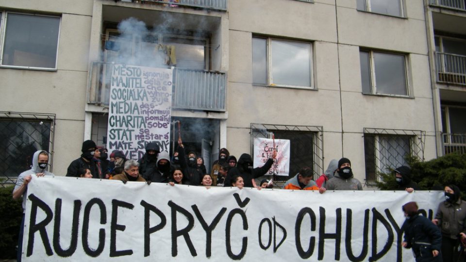 S ubytovnou v Čelakovského ulici v ústecké čtvrti Krásné Březno se přišli bývalí obyvatelé a aktivisté symbolicky rozloučit