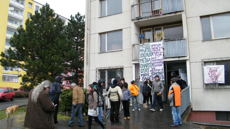 S ubytovnou v Čelakovského ulici v ústecké čtvrti Krásné Březno se přišli bývalí obyvatelé a aktivisté symbolicky rozloučit
