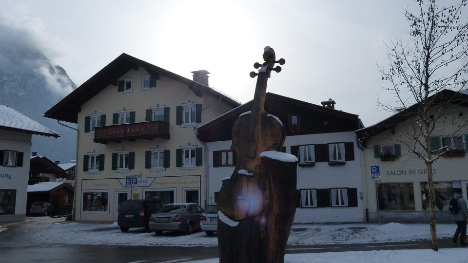 Bavorská obec Mittenwald je od 17. století centrem výroby houslí