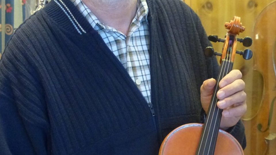 Anton Maller vyrábí housle přes 35 let