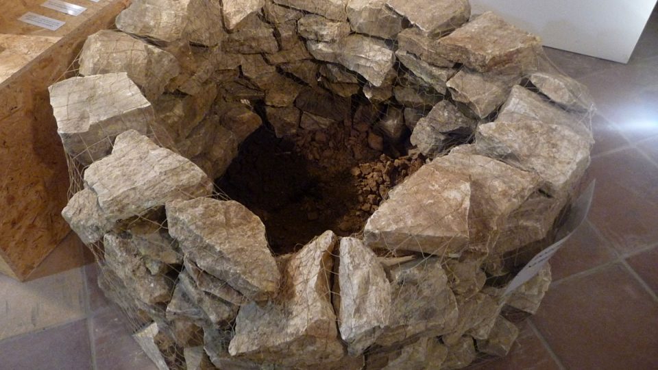 Gotické kameny pocházejí z původní studny, kterou objevili na Václavském náměstí v Praze