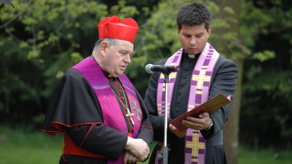 Kardinál Dominik Duka a romský kněz Vojtěch Vágai se modlí za Romy, kteří v Letech u Písku zahynuli