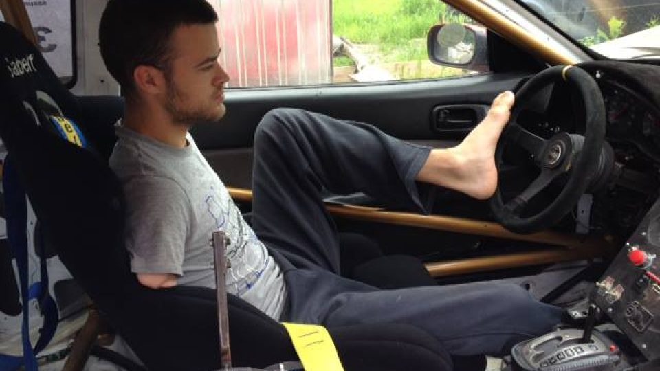Bartosz Ostalowski z Polska dokáže řídit auto pouze nohama