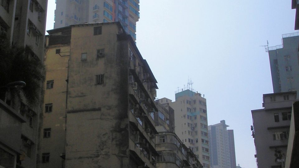 V Hongkongu nenajdete zdaleka jen drahé moderní stavby. Ty ale nejvíce vyniknou