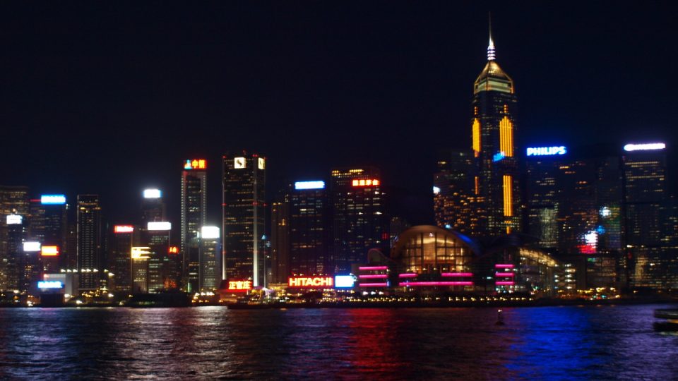 Výlet lodí nabízí tradiční pohled na Hongkong od moře