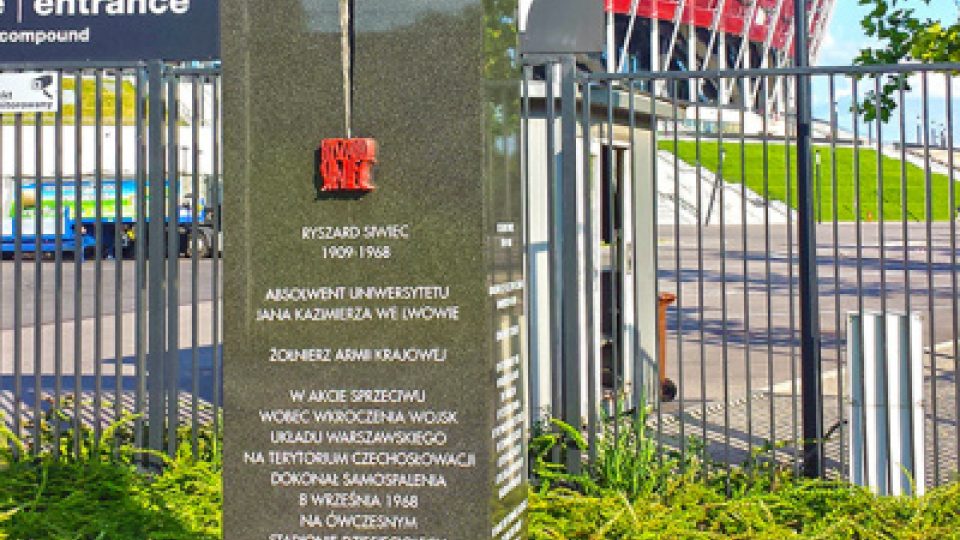 Pomník Ryszardu Siwiecovi na varšavském stadiónu
