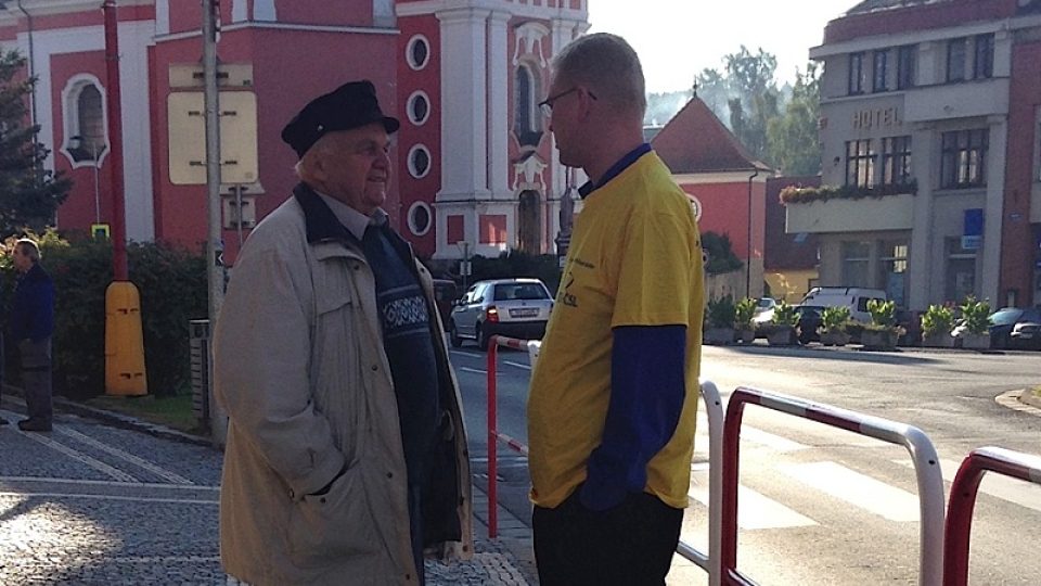 Pavel Bělobrádek chodil po Červeném Kostelci, povídal si s voliči... | foto: Jan Pokorný, Český rozhlas Pavel Bělobrádek chodil po Červeném Kostelci, povídal si s voliči...