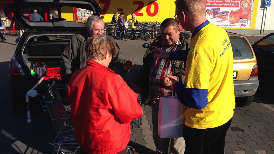 ... a před supermarketem rozdával jablka | foto: Jan Pokorný, Český rozhlas ... a před supermarketem rozdával jablka