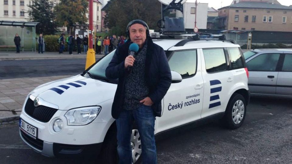 Jan Pokorný v přímém vstupu z Červeného Kostelce na Náchodsku informuje, že prvním hostem bude předseda KDU-ČSL Pavel Bělobrádek | foto: Jan Pokorný, Český rozhlas Jan Pokorný v přímém vstupu z Červeného Kostelce na Náchodsku informuje, že prvním hostem bude předseda KDU-ČSL Pavel Bělobrádek