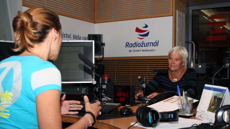 Spisovatelka Milena Holcová před vysíláním Hosta Radiožurnálu s moderátorkou Lucií Výbornou