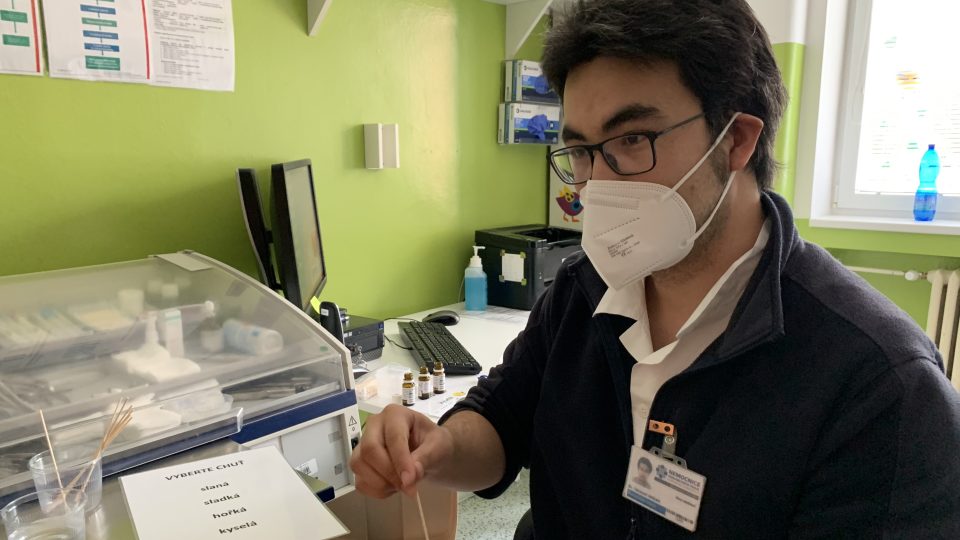 Biomedicínský technik Takayuki Ishizaki dělá test chutě dosavadní metodou
