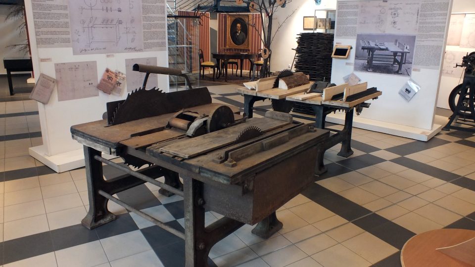 Originální stroj na výrobu řezaného a hoblovaného šindele - šindelka - je k vidění v expozici Podbrdského muzea