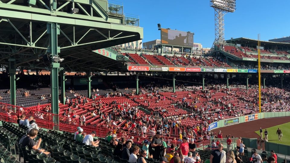 Sezóna trvá od března do října a baseballisté při ní odehrají 162 utkání. Polovinu z nich doma, takže podvečerů jako tento obyvatelé Bostonu zažijí přes 80