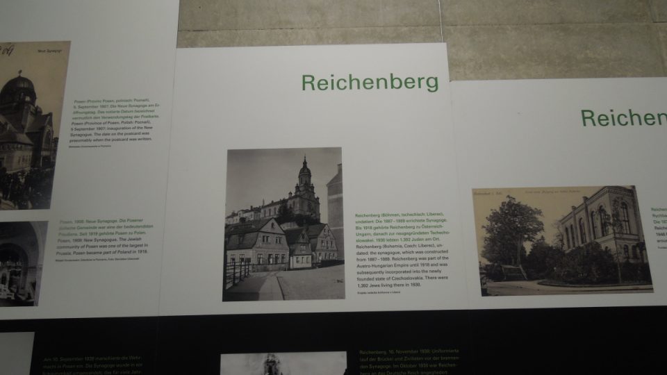 Výstava ukazuje dobové fotografie synagog před zničením