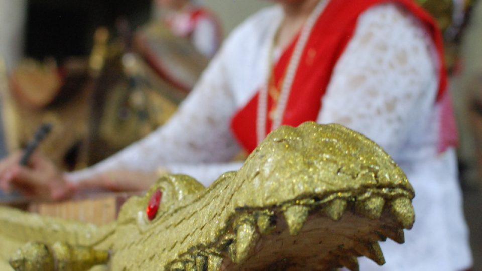 Krokodýlí sitár vypadá jako velký zlatý krokodýl s otevřenou tlamou plnou zubů