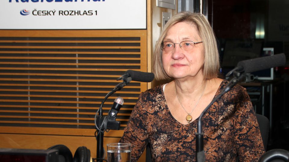 Historička umění Pavla Pečinková ve studiu Radiožurnálu