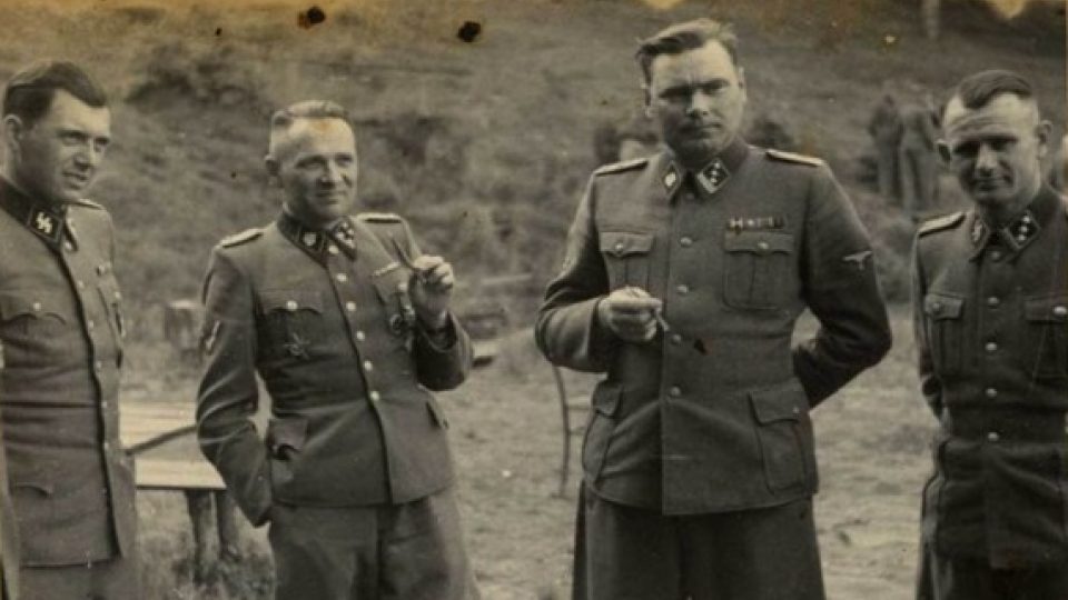 Zleva doprava: Dr. Josef Mengele, Rudolf Höss, Josef Kramer a neidentifikovaný voják