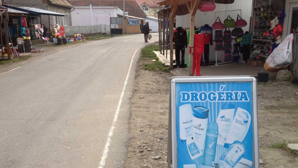 Otevření hraničního přechodu pro pěší přineslo do ukrajinské části vesnice Slemence oživení obchodu