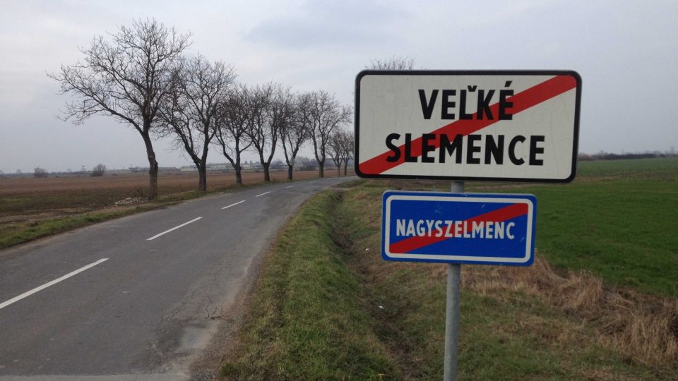 Větší část pohraniční vesnice Slemence zůstala po roce 1945 Slovensku, menší připadla Sovětskému svazu