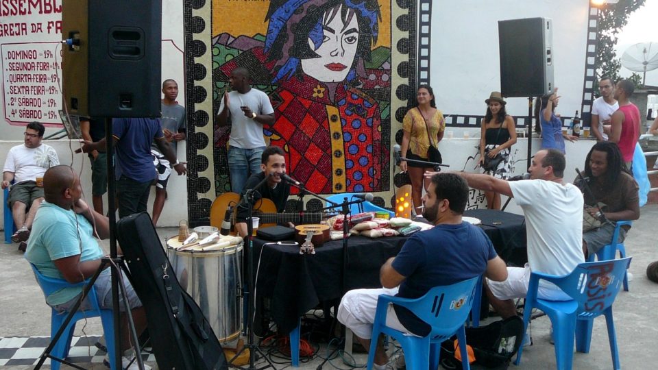 Na náměstíčku Michaela Jacksona se pod jeho dohledem scházejí muzikanti