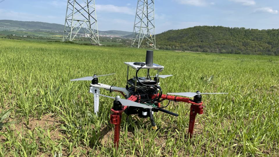 Autonomní drony by teoreticky mohly najít využití i při skenování poškozeného elektrického vedení po přírodních katastrofách