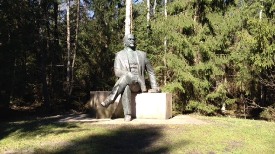 Ve stínu stromů se Leninovi sedí určitě lépe než na vyprahlých náměstích litevských měst