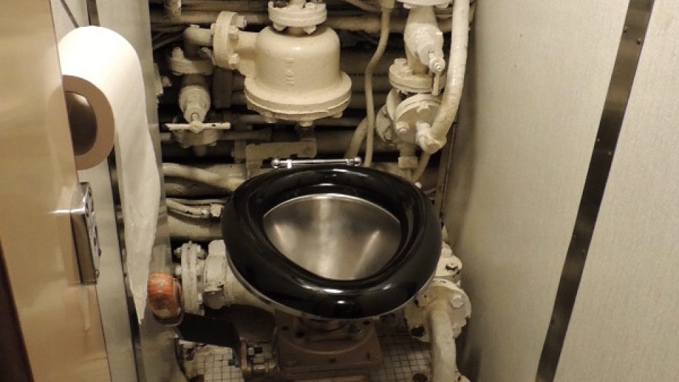 Ani posezení na toaletě v ponorce není nic pro klaustrofobiky
