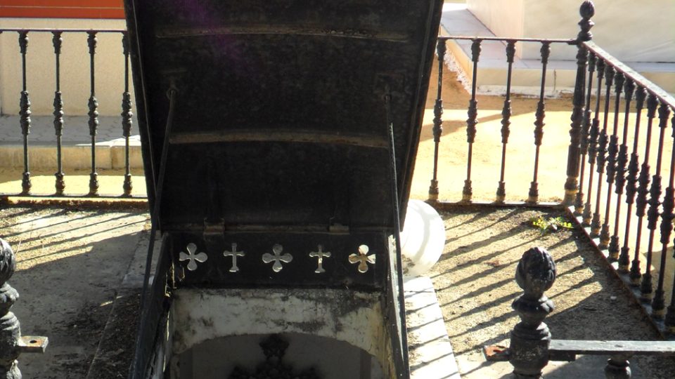 Sevillské uklížečky čistí i několik desítek hrobů, o které se starala už jejich babička