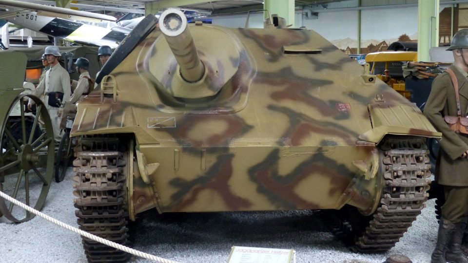 Úspěšný německý stíhač tanků J-38, známý jako Hetzer (hecíř), sloužil v posledních dvou letech 2. světové války. Vyráběl se v protektorátu a poháněly ho české moto
