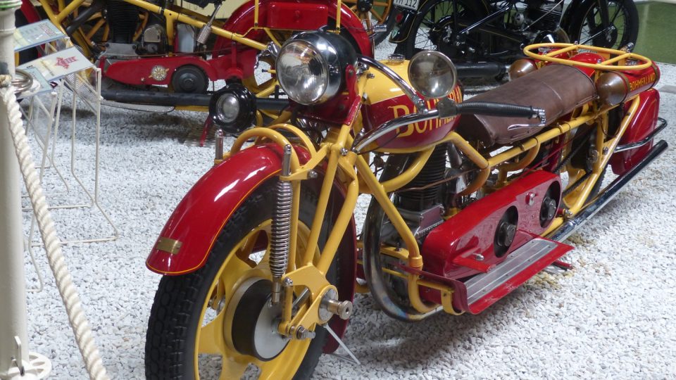 Motocyklová legenda známá jako Čechie nebo Böhmerland. Tento model měřil přes tři metry a byl nejdelší motorkou na světě. Čechie vyráběl v Krásné Lípě v Sudetech