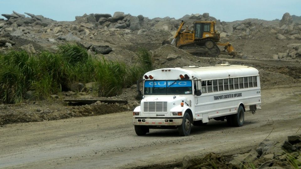 Americké autobusy vozí i dělníky uvnitř stavby nových zdymadel