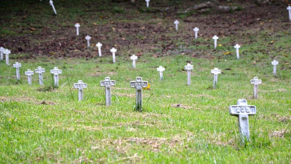 Bílé kříže bezejmenných obětí. Budování průplavu Francouzi stálo život nejméně 20 tisíc lidí