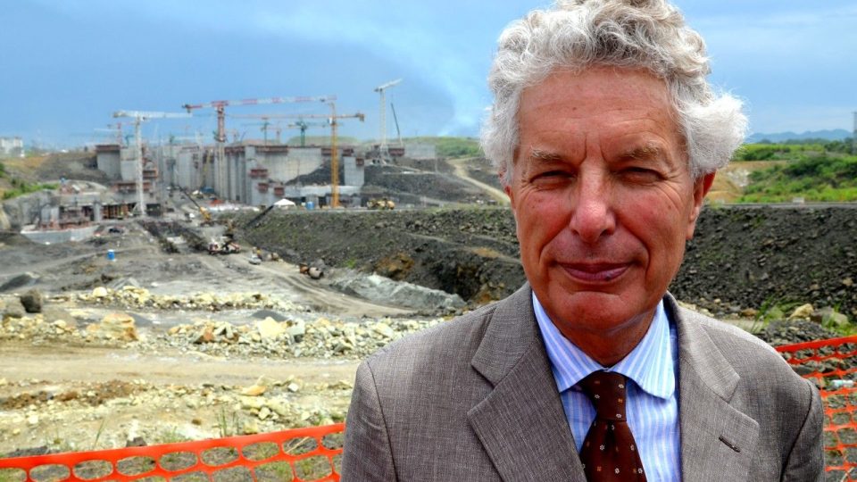 Budoucí nová panamská zdymadla si prohlíží Patrick Droulers, pravnuk stavitele Suezského průplavu Ferdinanda de Lessepse