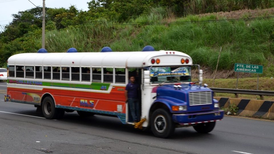 Klasické panamské autobusy, zvané rudí ďáblové. Rudí už nejsou, ale ďábelsky rychle jezdí