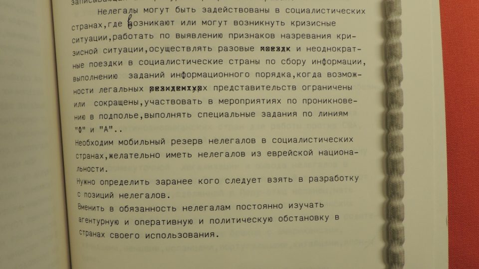 Mitrochinův archiv. Str. 187 ze svazku MITN 2/20 konstatuje, že nelegálové KGB neovládají češtinu. Doporučuje se používat cizí jazyky, kromě němčiny...