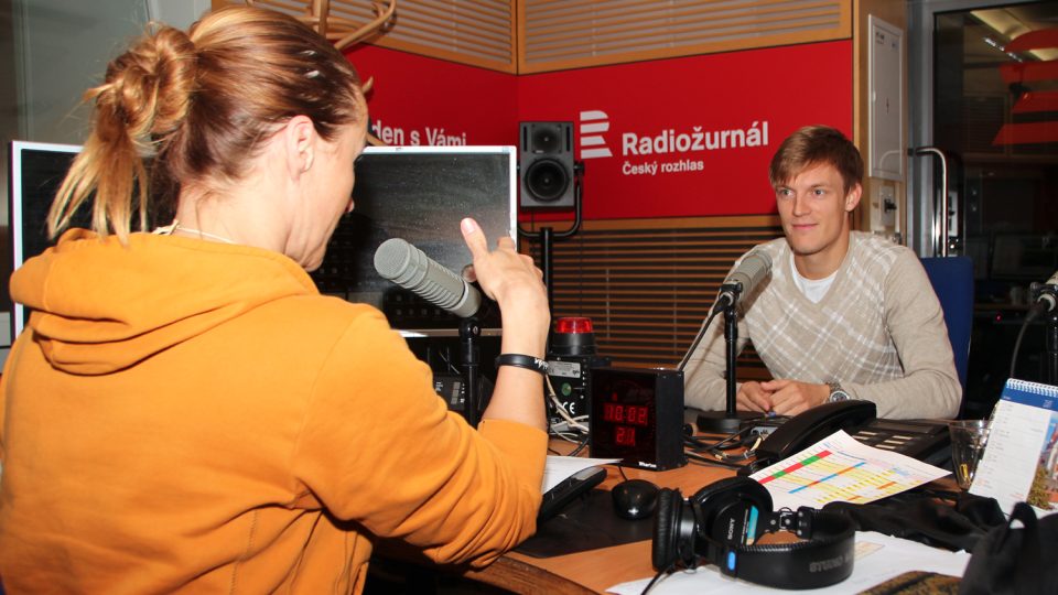 Tomáš Verner s Lucií Výbornou ve studiu Radiožurnálu