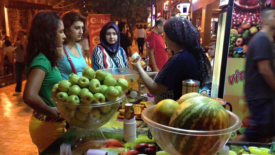 Dobroty nabízené přímo na ulici k rušnému večernímu životu turecké Antalye neodmyslitelně patří