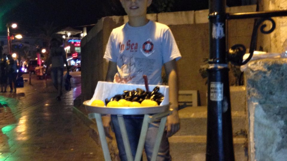 Patnáctiletý Sahit prodává plněné slávky, které připravuje jeho maminka