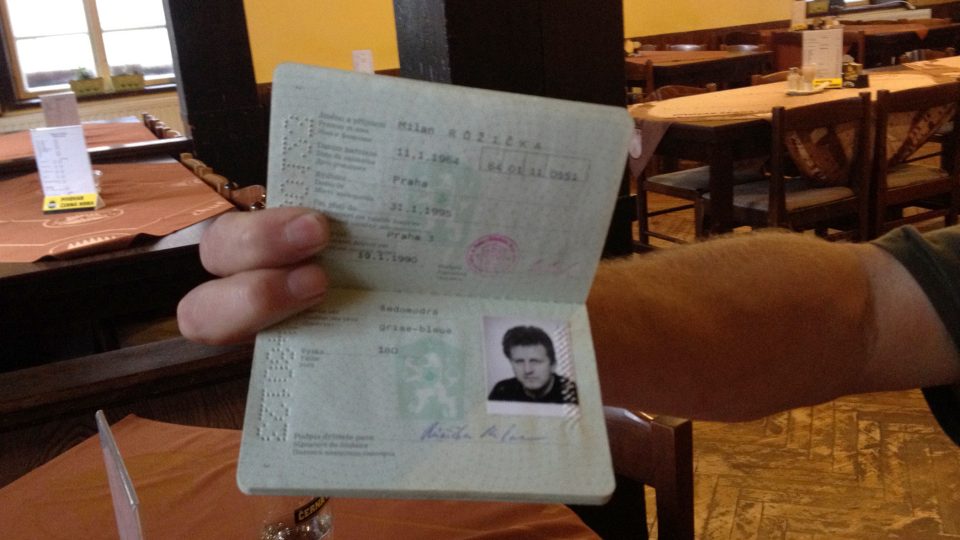 Ludvík Zifčák ukazuje pas na jméno Milan Růžička se svojí fotografií