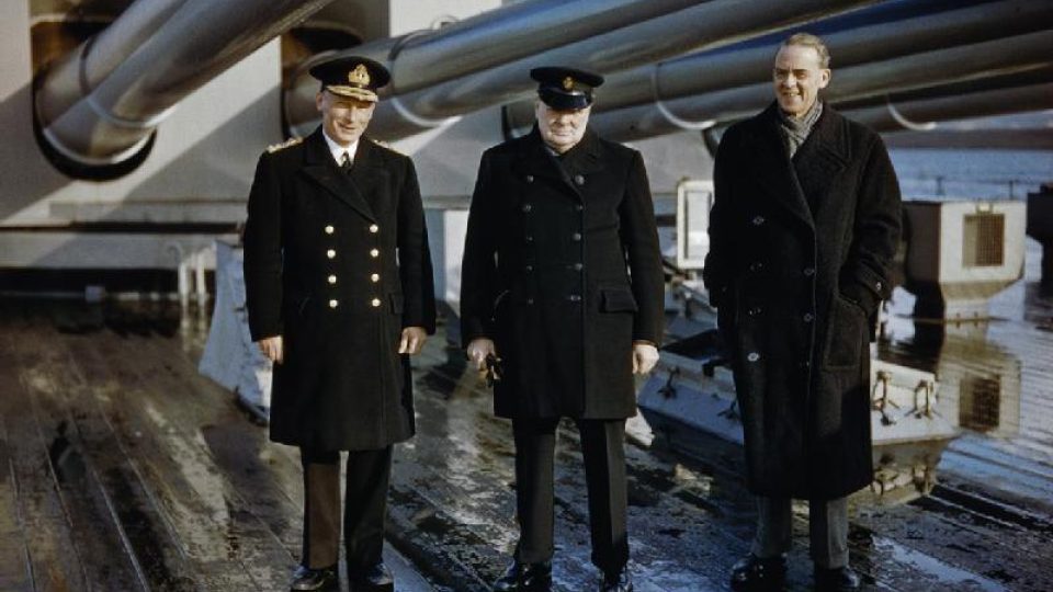 Winston Churchill se sirem Staffordem Crippsem a admirálem Johnem Toveyem ve 40. letech. Jeden z řídkých barevných snímků W. S. Ch.
