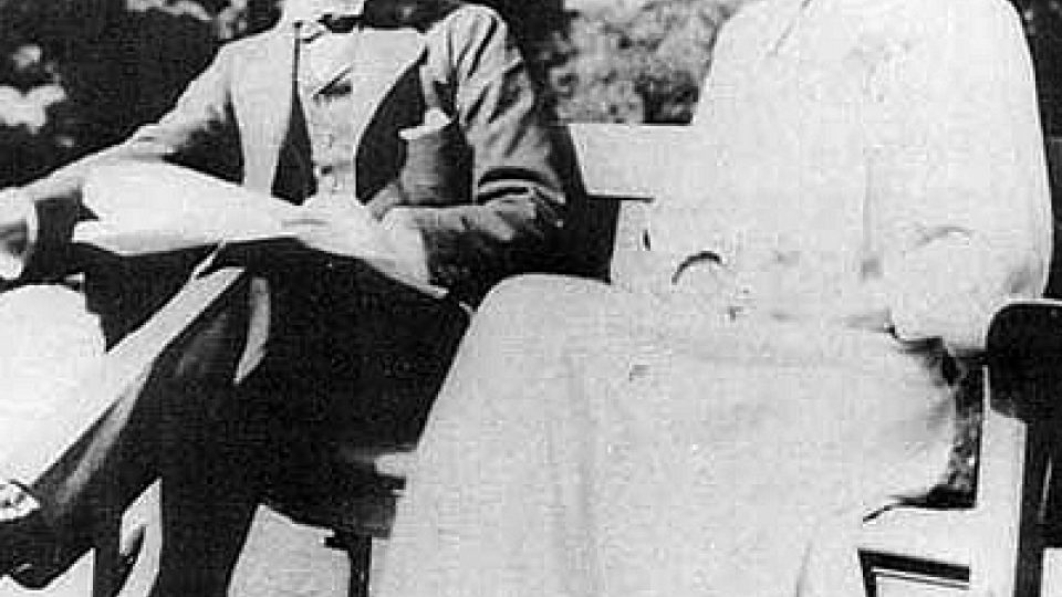 Winston Churchill se snoubenkou Clementine Hozierovou, krátce před svatbou v roce 1908