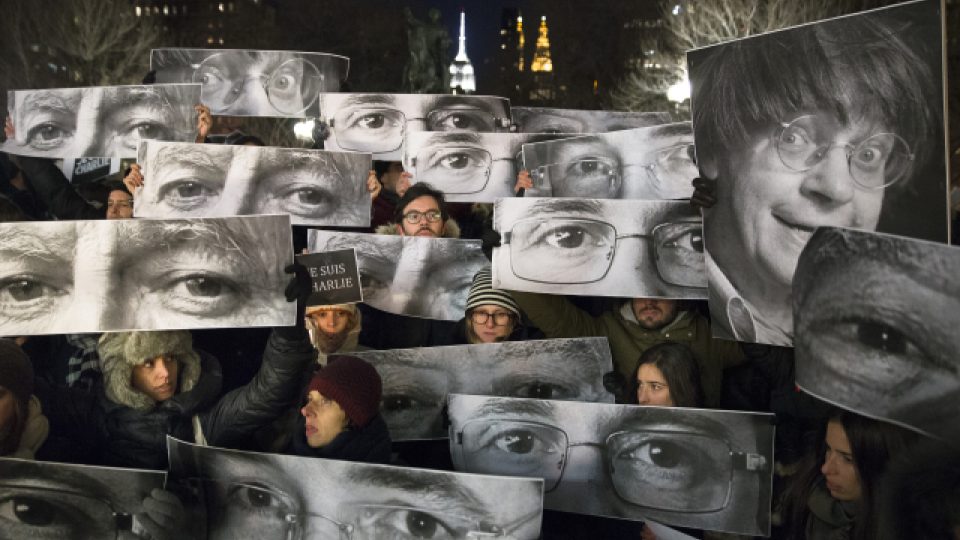 Útok na týdeník Charlie Hebdo zvedl vlnu solidarity v celém světě. Snímek je z New Yorku