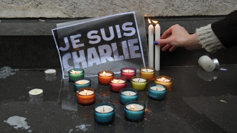 Na pařížském náměstí Republiky si lidé ve čtvrtek 8. ledna v poledne připomněli památku obětí středečního teroristického útoku na redakci satirického časopisu Charlie Hebdo