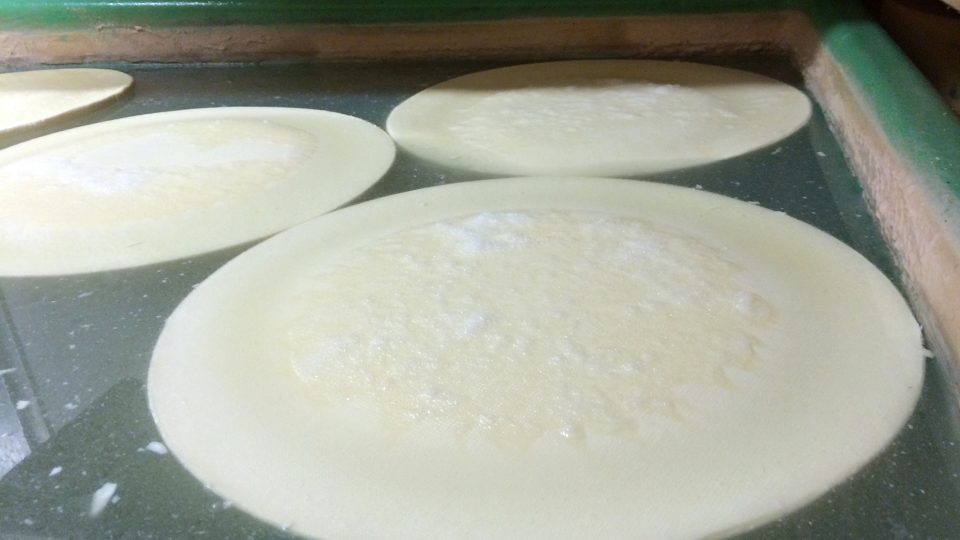 Sýr plave v solné lázni, aby se na něm vytvořila kůrčička