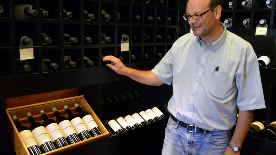 Enolog Eduardo Boído se stará o víno. Od vinohradu až po láhve