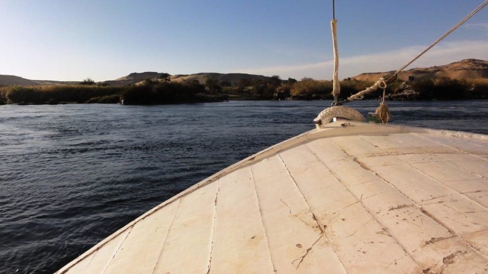 Jednoduché felúky brázdí egyptskou část Nilu