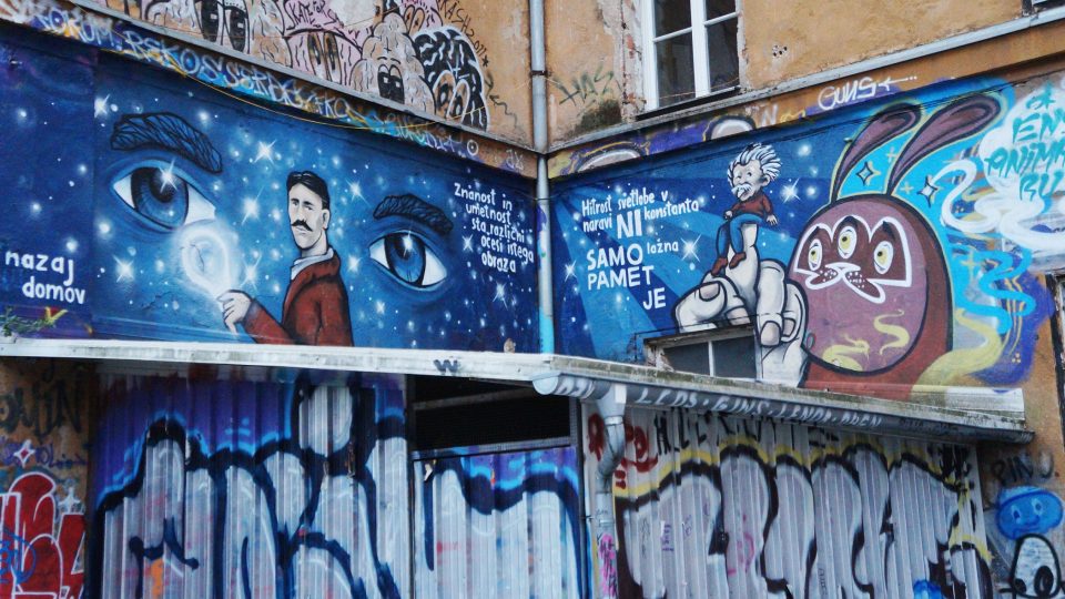 Jedno z místních graffiti: Nicola Tesla a Albert Einstein plují galaxií